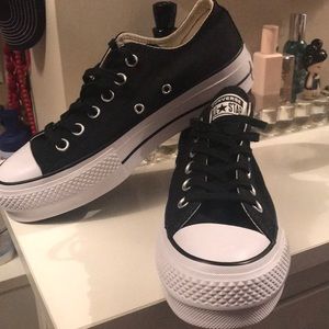 New wo tags. Converse All Star Chuck Taylor Lift.